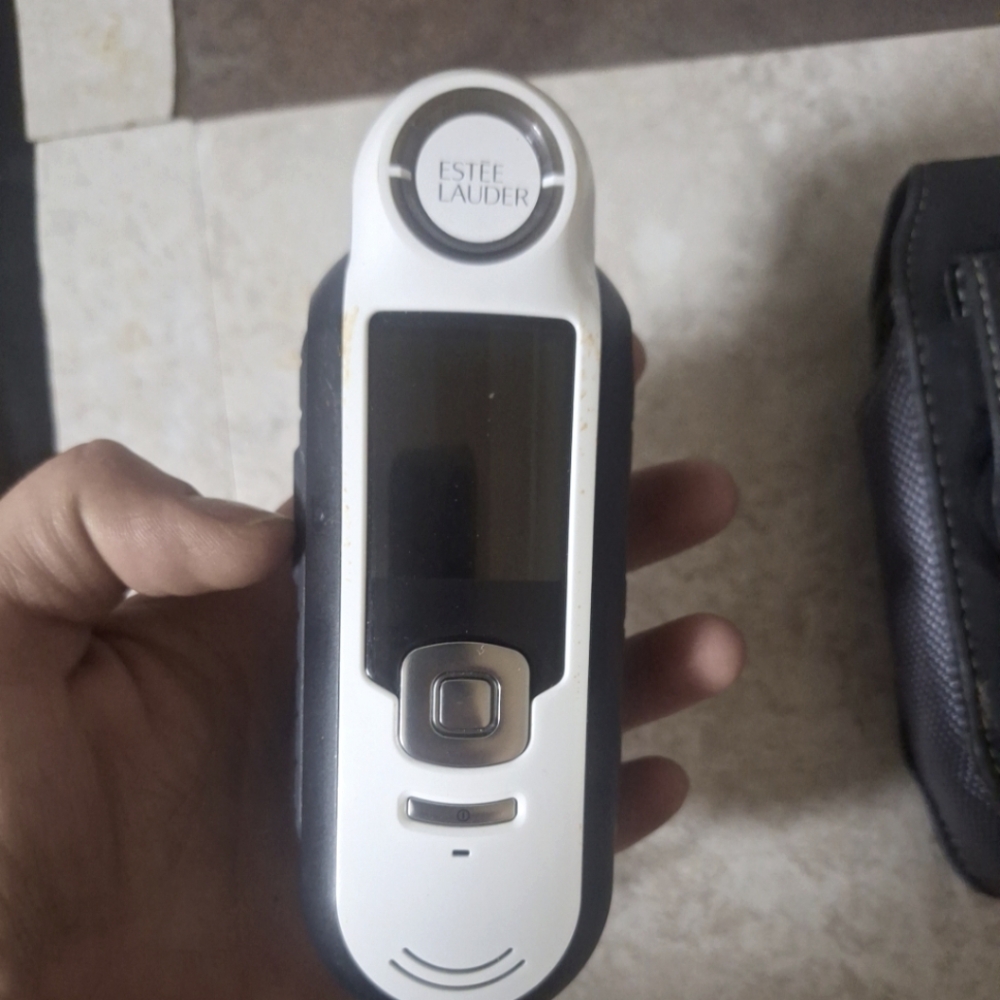 Estee Laude X-Rite RM200 makeup skin color tester